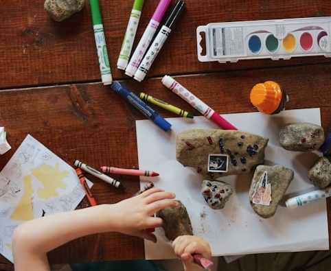 Make children happy by giving them craft items.