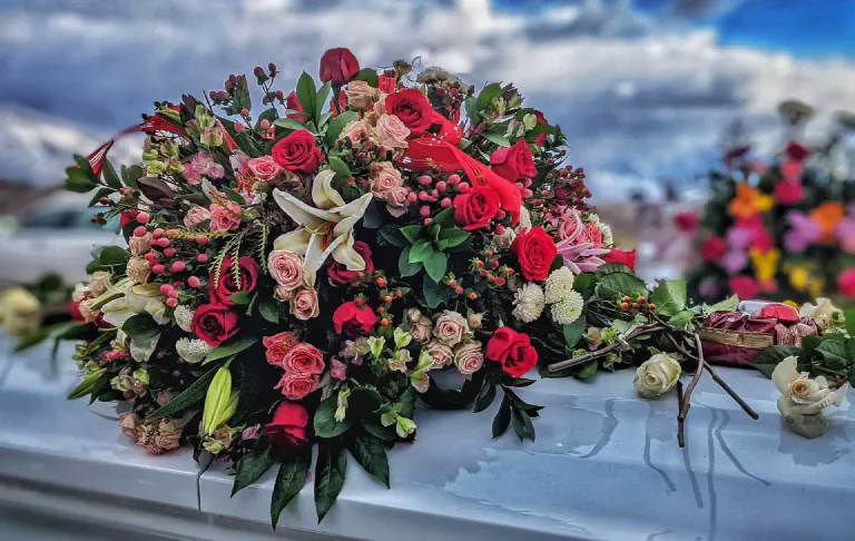 Blumenschmuck für die Beerdigung