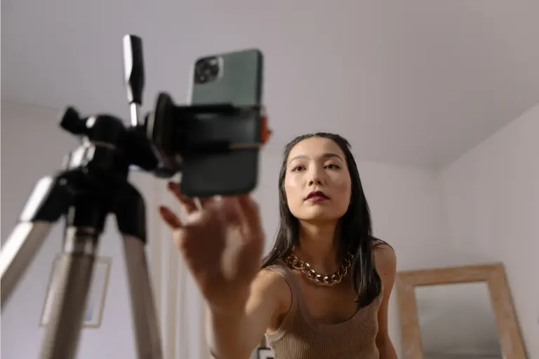 Uma influenciadora do BookTok grava um vídeo com o telemóvel.