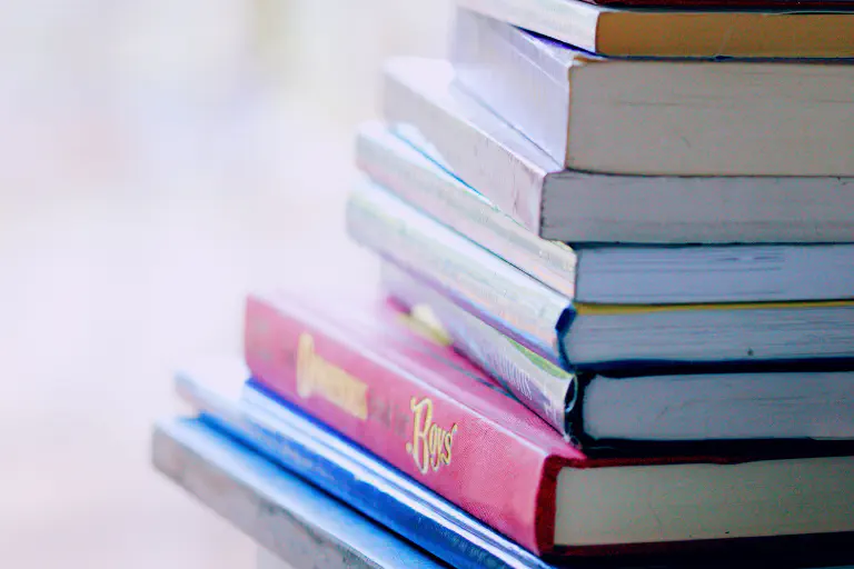 Uma pilha de livros.