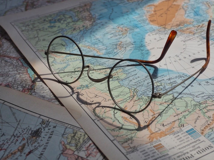Gafas en un mapa