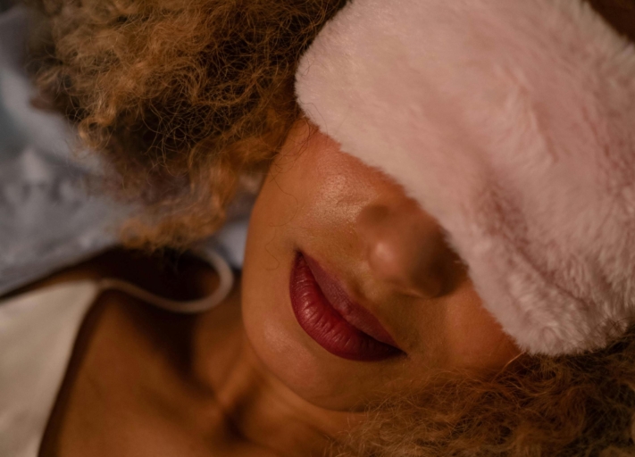 Lista de vacaciones: una mujer duerme con un antifaz