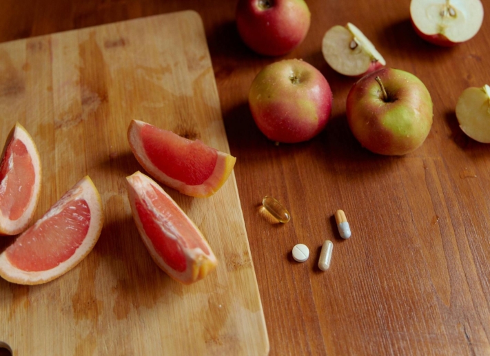 Medicamentos y fruta para su salud