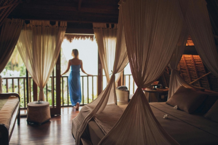Lista de vacaciones: una mujer disfruta de las vistas desde su habitación de hotel