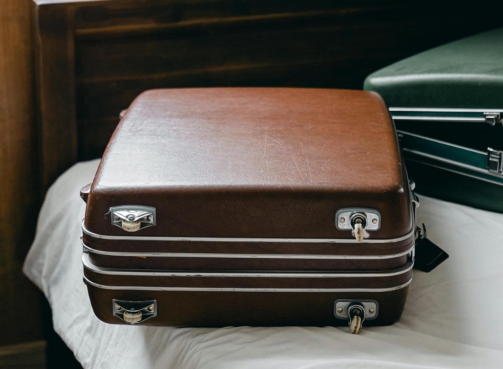 Una maleta sobre la cama de un hotel