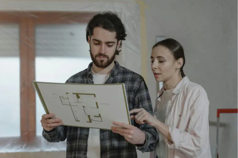 Pareja mirando el plano de una casa