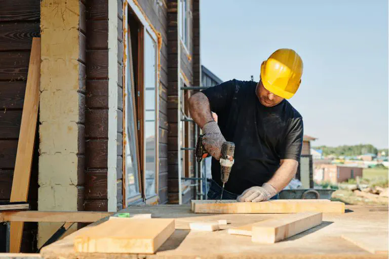 Trabajador de la construcción atornillando piezas de madera