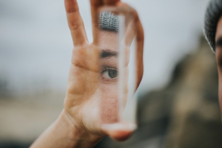 Créer un plan d’apprentissage : Un visage se reflète dans un morceau de verre