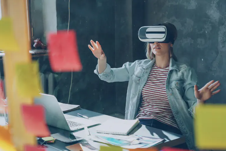 Future of Work: mulher com óculos de RV no escritório