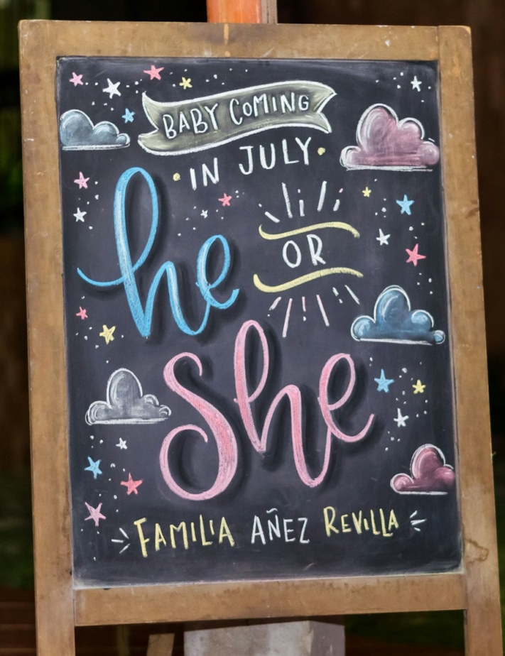 Get your guests in the mood with a blackboard with the question ‘he or she?