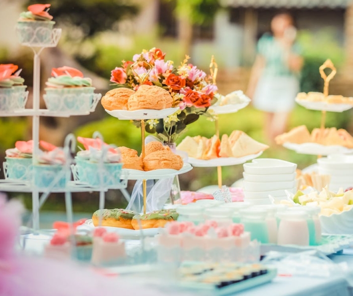 Present the food at your gender reveal party in an appealing way.