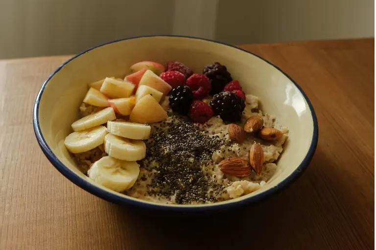 Taça com frutas e frutos secos