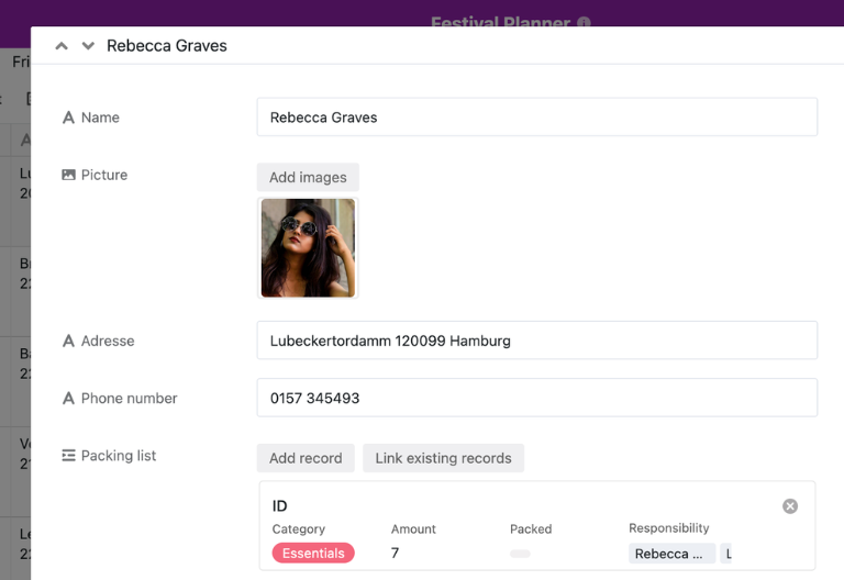 Tabla de amigos en SeaTable con responsabilidades vinculadas, puntos de equipaje y planificación del festival