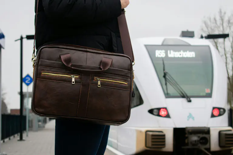 Mobile IT-Infrastruktur: Mann mit Laptoptasche am Bahnsteig