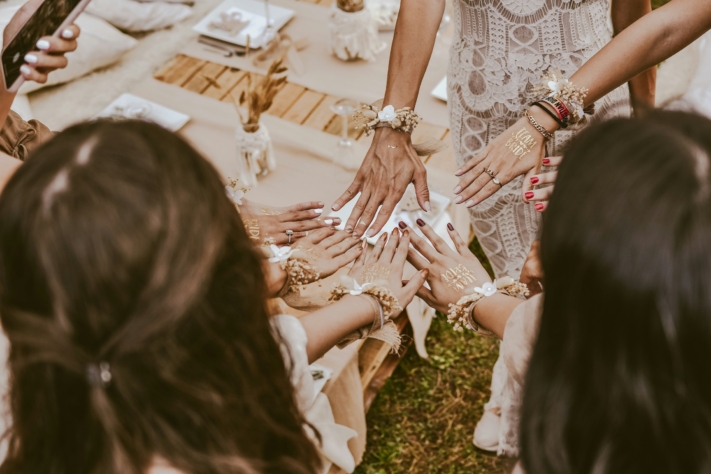 Auf einer Hand steht “Bride to be”
