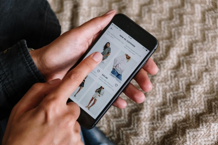Klarna Schulden: Online-Shopping auf dem Smartphone