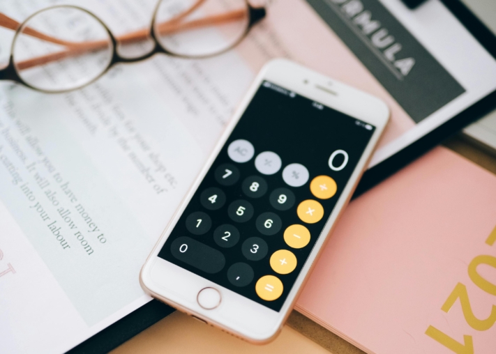 iPhone mit Taschenrechner-App für Klarna Schulden