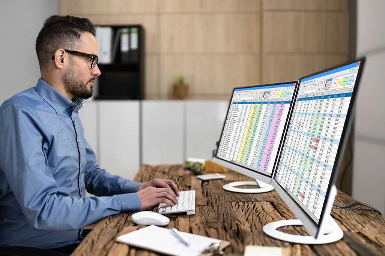 Le collaborateur établit un modèle d’analyse coûts-bénéfices.