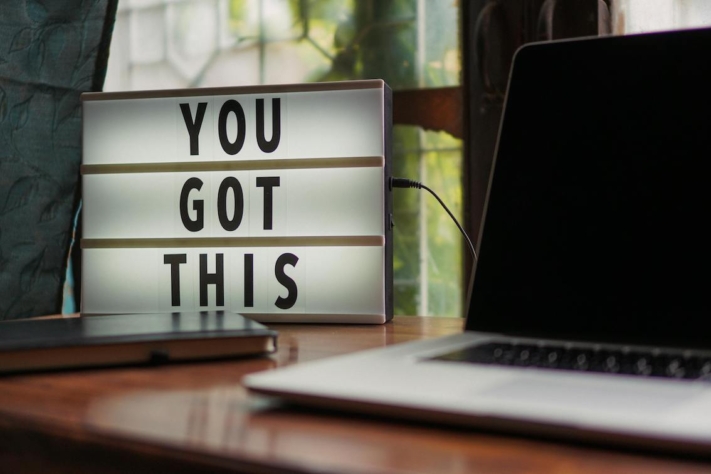 Lernplan erstellen: Schild auf dem Schreibtisch mit der Aufschrift “You got this”