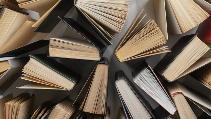 Lernplan erstellen: Aufgefächerte Bücher von oben