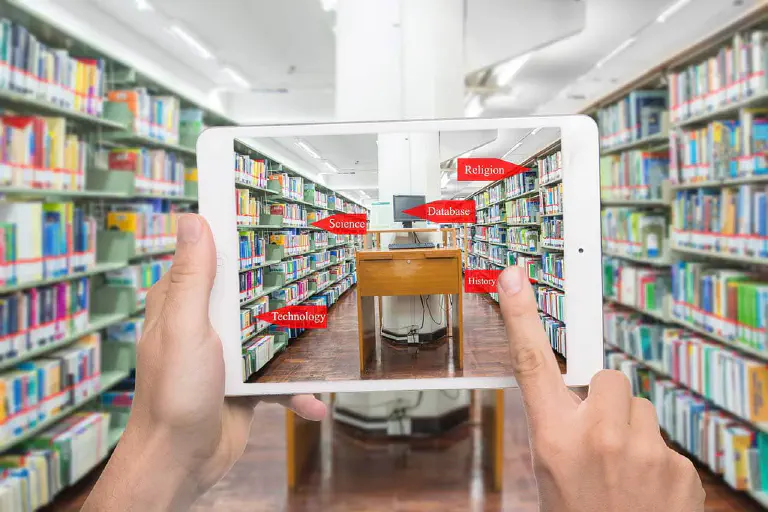 Literaturverwaltung in Bibliothek mit Tablet.