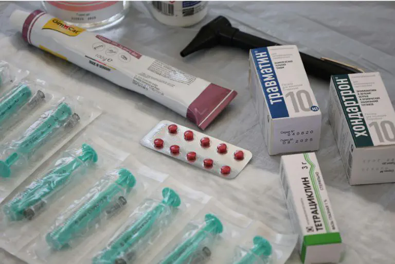 Verschiedene Medikamente und medizinische Artikel, darunter Tabletten, Salben und Spritzen.