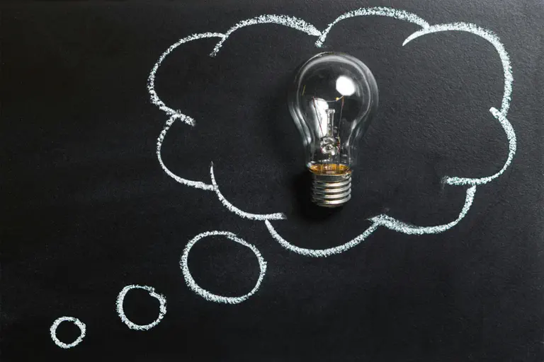  Tips for a successful onboarding process. the picture shows a thought bubble with a light bulb on a black background
