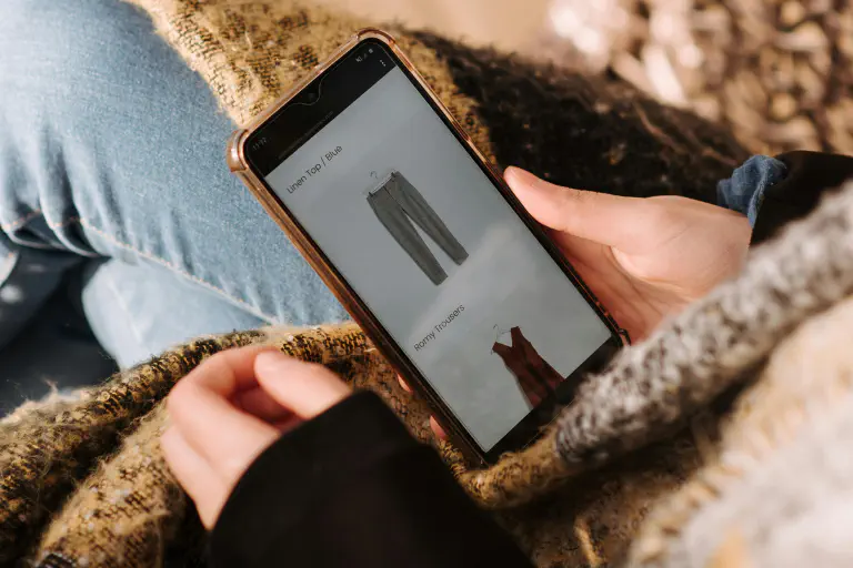 Mit einer App lassen sich alle Kleidungsstücke auch digital festhalten.