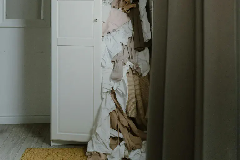 Regelmäßiges Aufräumen verhindert Unordnung im Schrank.