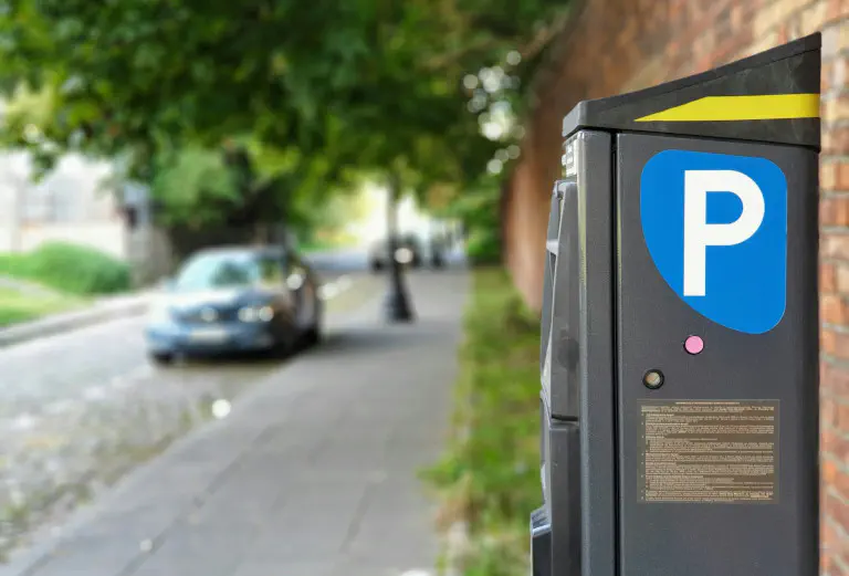 Gestão clássica de estacionamento: máquina de bilhetes para o pagamento das tarifas de estacionamento