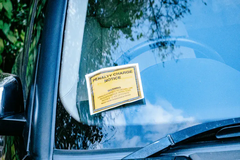 Multa após um controlo da gestão de estacionamento