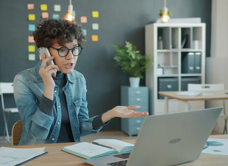 un cliente se muestra molesto por las desventajas de Personio