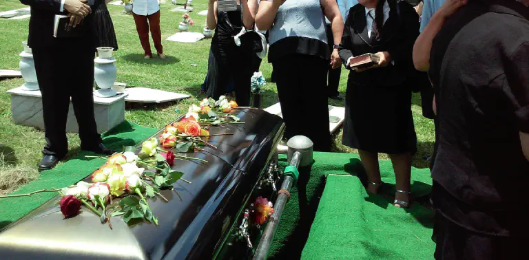 Un entierro en un cementerio