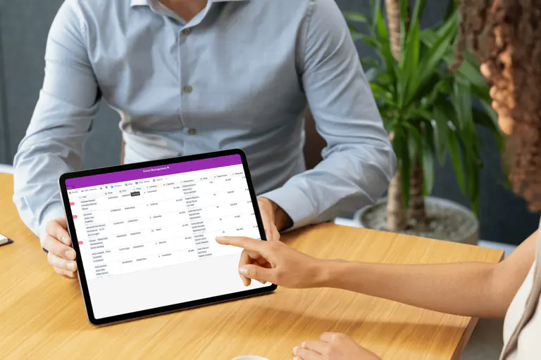 Tablet mit SeaTable Tabelle