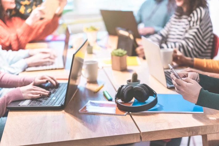 L’équipe marketing crée un modèle de plan éditorial.