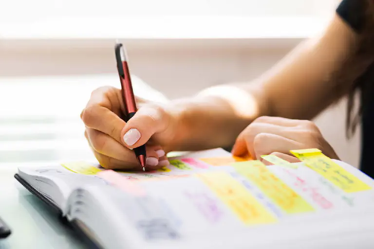 Une collaboratrice marketing crée un modèle de planification éditoriale.