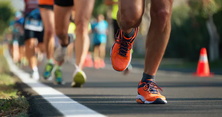 Corredor numa maratona após preparação com um plano de corrida