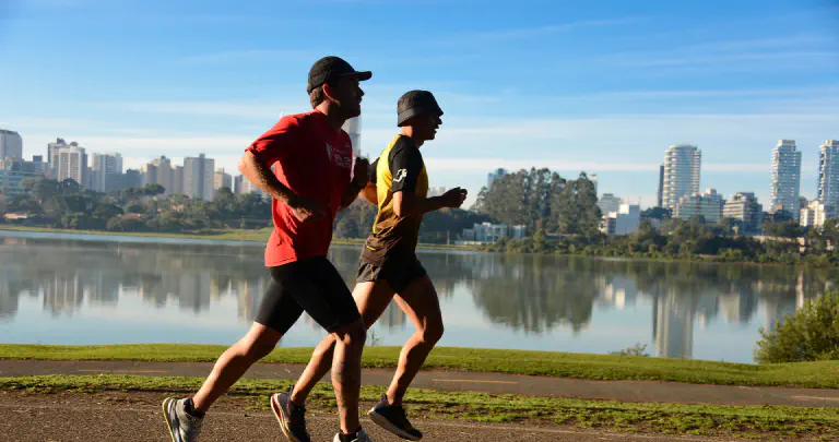 Corredores a realizar uma sessão do seu plano de treino de corrida