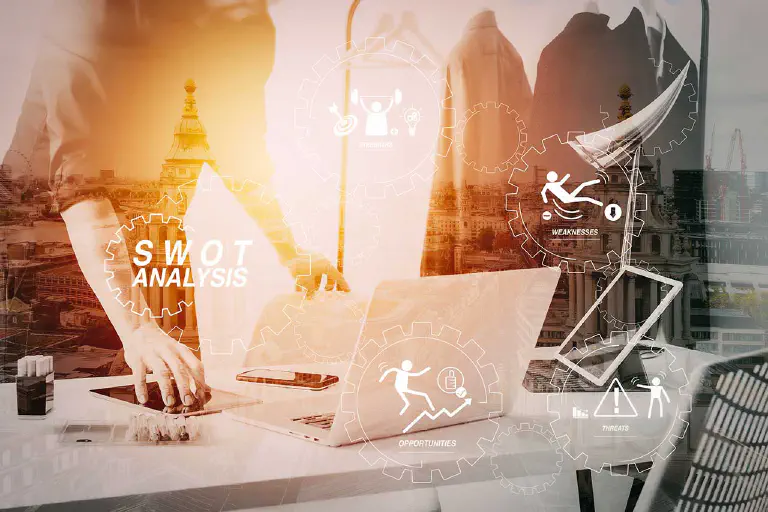 Consultant en gestion d’entreprise qui cherche sur son ordinateur portable un nouveau modèle pour un exemple d’analyse SWOT.