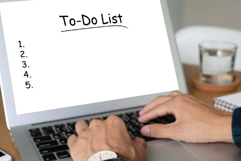 Employee creates a to-do list online.