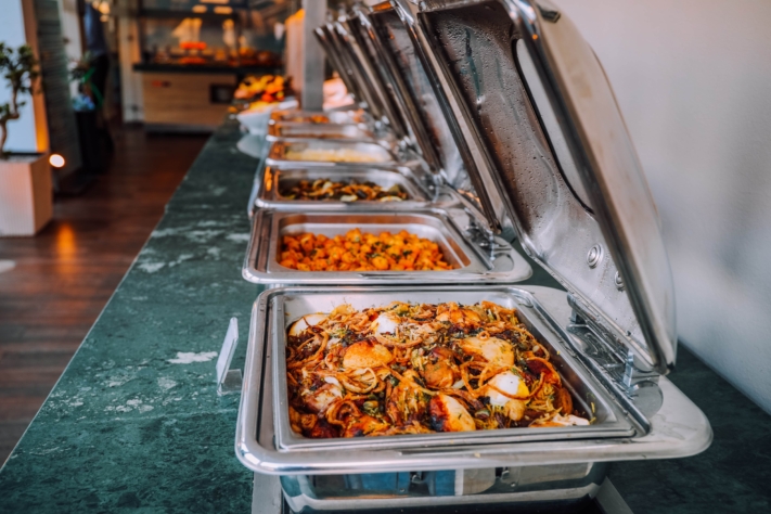 Whether it’s a restaurant visit, catering service or cooking together: Catering for your guests lays the foundation for a successful Christmas party