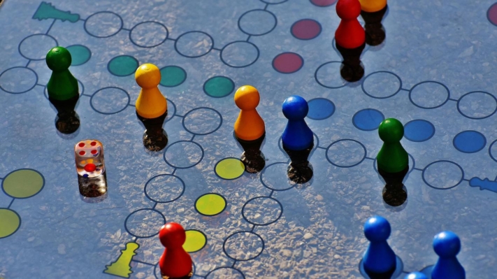 Analyse de la concurrence : un plateau de jeu de “l’homme qui ne se moque pas” sur une table en verre
