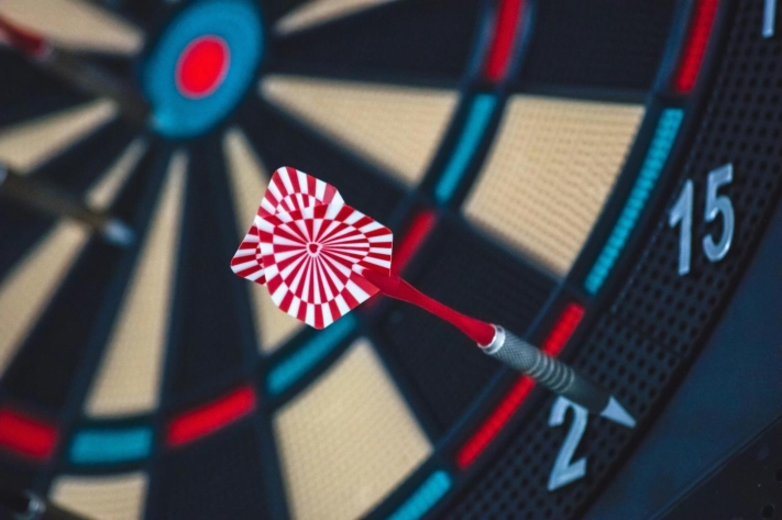 Analyse de la concurrence : une fléchette plantée dans un jeu de fléchettes