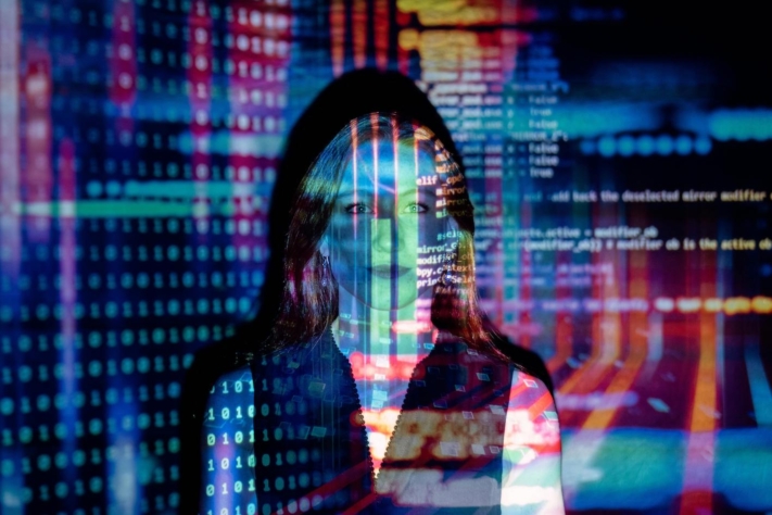 Analyse de la concurrence : une femme à qui l’on projette des données sur le visage et le torse